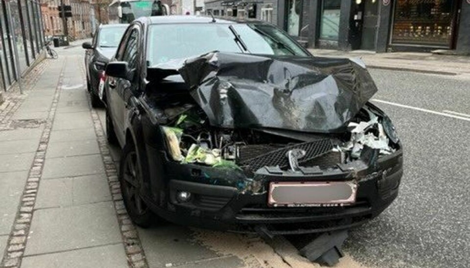 En 19-årig kvinde kørte søndag formiddag ind i en bus. Det var dog ikke eneste sigtelse, hun fik med sig.