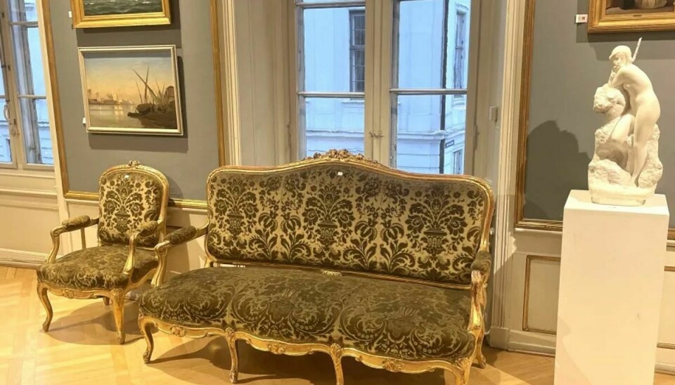 Dette flotte forgyldte møblement, der består af i alt fire stole og sofaen, har stået på Bernstorffs Slot og har tilhør Christian IX. Det er vurderet til 75.000-100.000 kroner.
