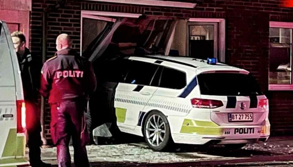 En politibil drønede ind i Bjarne Jensens hus i Vejrup nær Bramming.