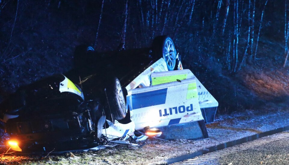 En politibil endte på taget, efter en betjent havde mistet herredømmet over den på Hillerød Motorvejen ved Helsinge.