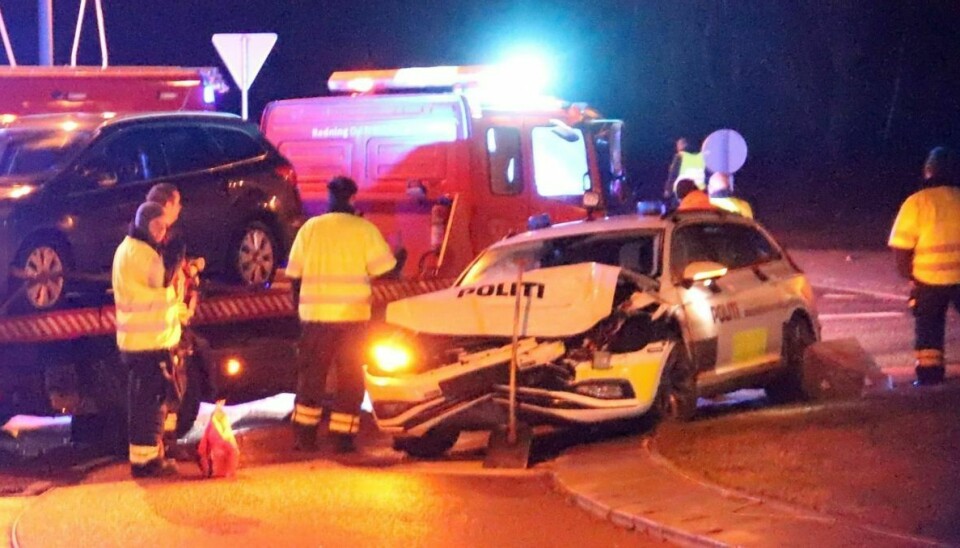 Politibilens frontparti var krøllet helt sammen efter en ulykke i en rundkørsel i Frederikssund.