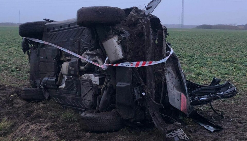 Bilen står tilbage helt smadret på en mark lidt uden for Ringkøbing. Bilen står tilbage helt smadret på en mark lidt uden for Ringkøbing.