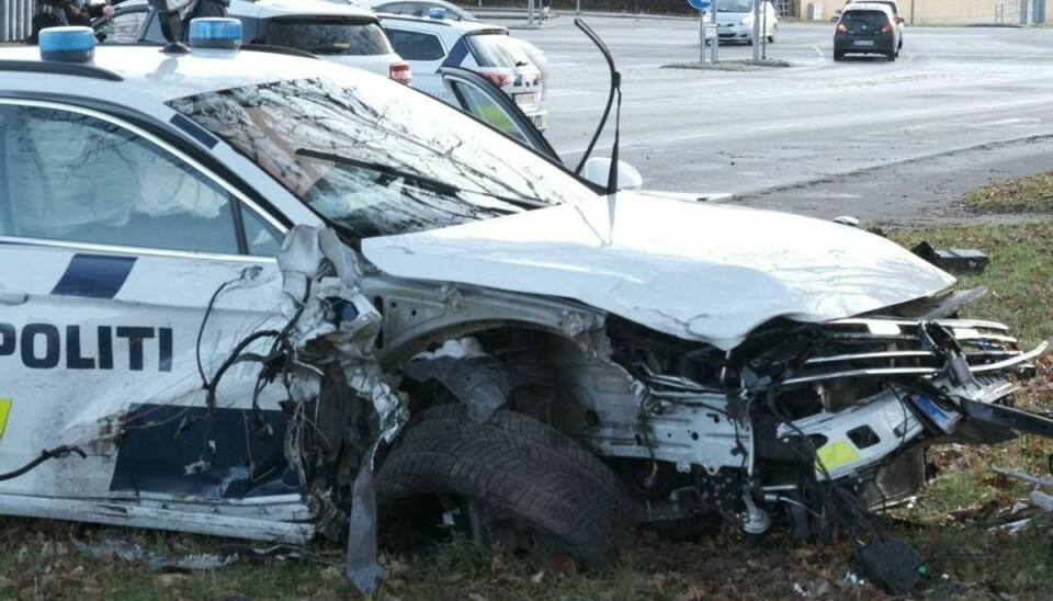 Politibilen ramte en personbil i Aarhus. Efterfølgende kolliderede den med et træ.