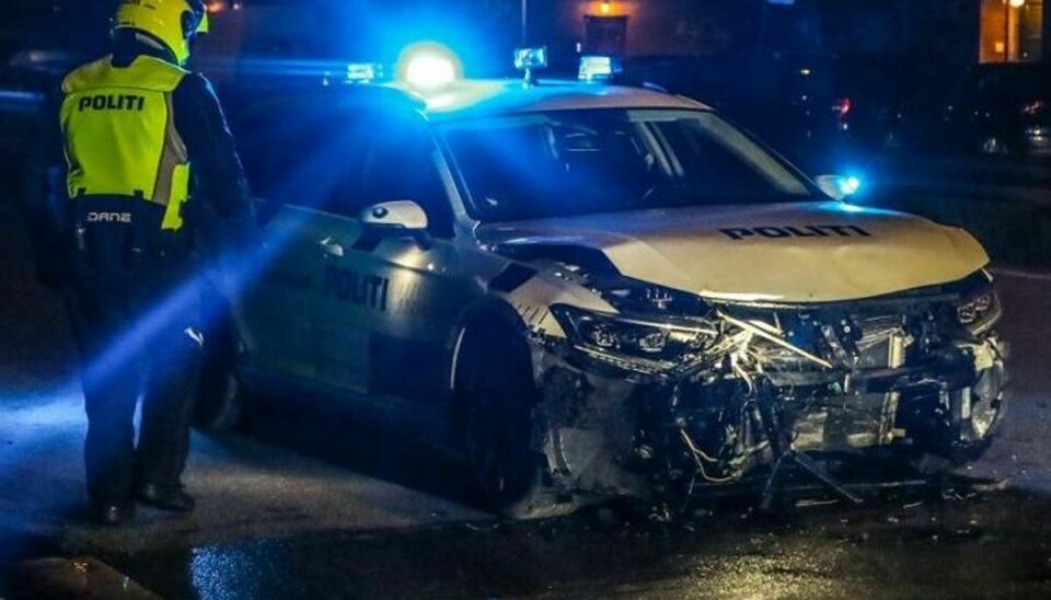 Politibilen fik smadret frontpartiet i forbindelse med en ulykke på Roskildevejen i Albertslund.