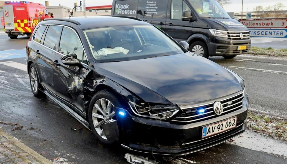 En patruljevogn og en personbil stødte sammen i et kryds i Albertslund.