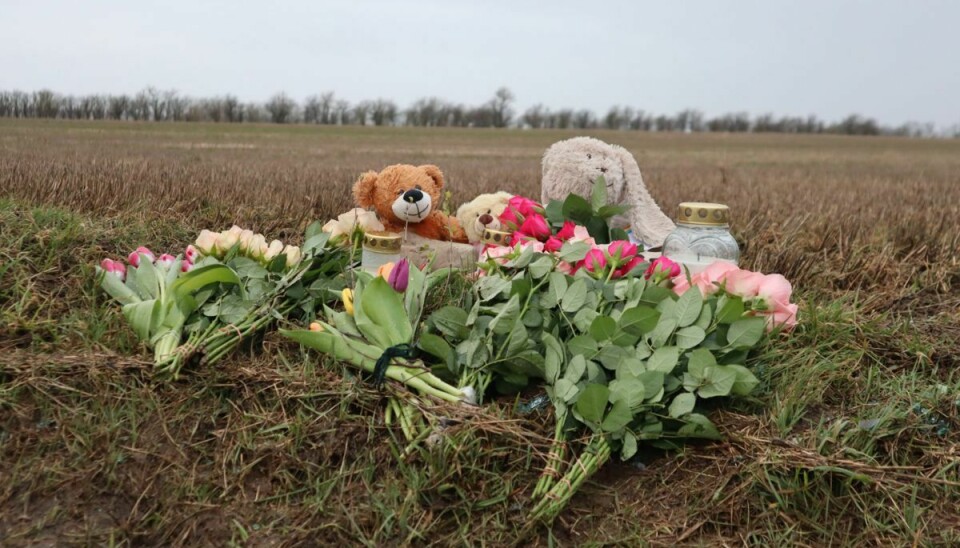 Der blev lagt blomster foran ulykkestedet i landsbyen Nørre Nebel, hvor en fireårig pige mistede livet natten til fredag i en trafikulykke.