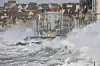 Høje bølger slog ind mod molen i den franske by Wimereux fredag.