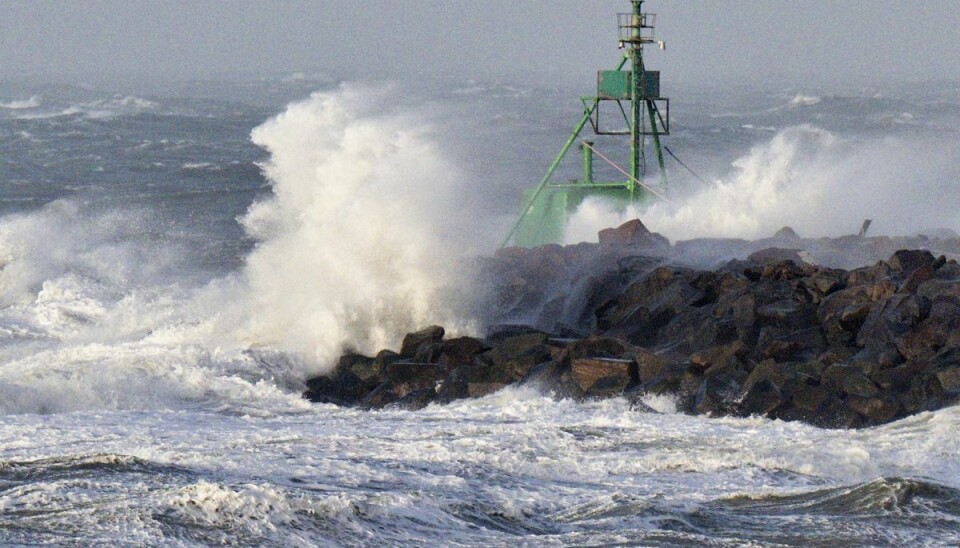 Bølger slår ind over ydermolen i Hirtshals lørdag den 29. januar 2022. (Arkivfoto) Bølger slår ind over ydermolen i Hirtshals lørdag den 29. januar 2022. (Arkivfoto)