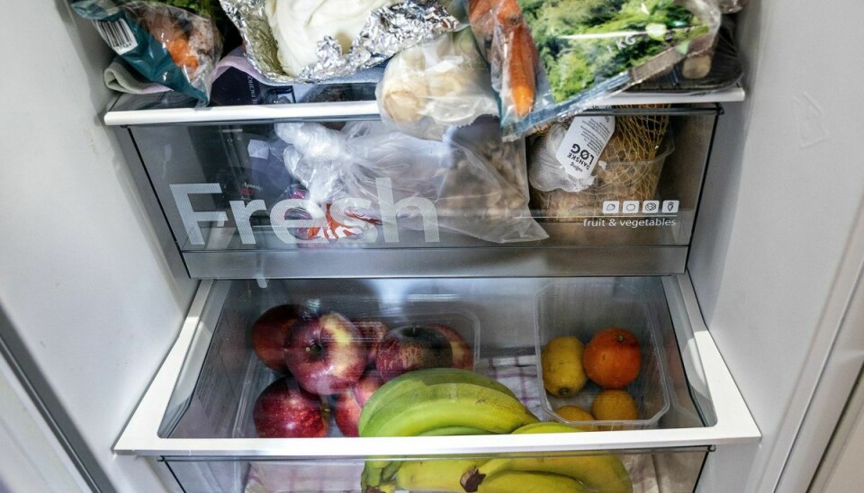 Den rette placering af madvarer i køleskabet kan være med til at forlænge holdbarheden på maden. Derfor kan det også være med til at mindske madspild, hvis man er opmærksom på placeringen, siger Jens Kirk Andersen, seniorrådgiver ved DTU Fødevareinstituttet. (Arkivfoto)