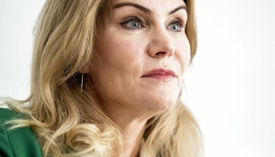 Helle Thorning i ulykke Den tidligere socialdemokratiske statsminister Helle Thorning-Schmidt har været ude for en ski-ulykke, og skal nu gå med krykker i flere måneder.
