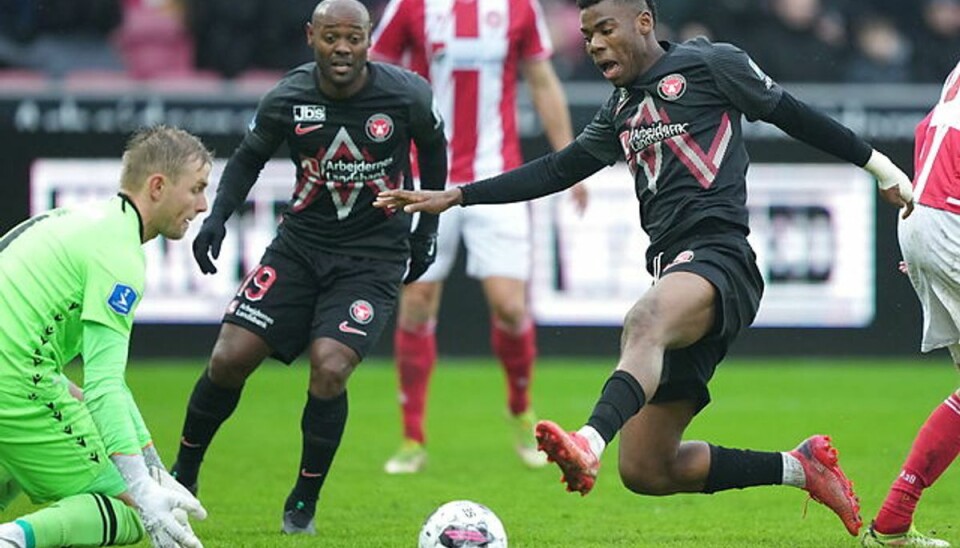 Tophold taber på hjemmebane FC Midtjylland tabte søndag 0-2 på hjemmebane til AaB.