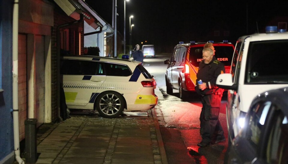 Politibilen landede inde i huset. Den har forvoldt store skader.