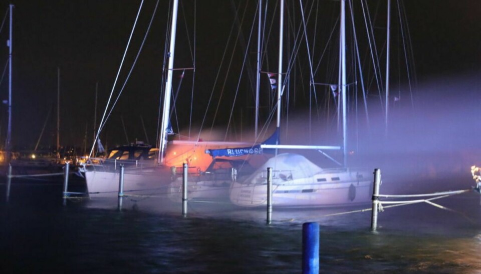 Voldsom brand i sejlbåd på Holbæk Marina i nat.