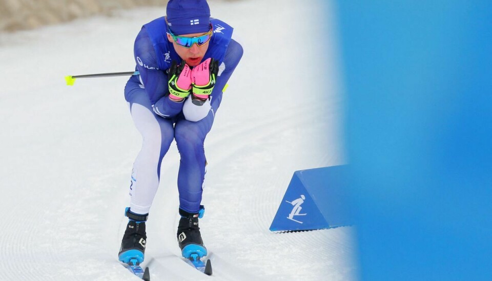 Den finske skiløber Remi Lindholmmåtte have en varmepose på sine kønsdele efter Mændenes 50 km massestartsløb ved legene i Beijing.