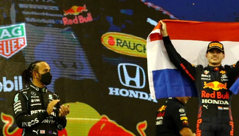 Max Verstappen vandt i 2021 VM-titlen i Formel 1 foran Lewis Hamilton efter en dramatisk afgørelse. Max Verstappen vandt i 2021 VM-titlen i Formel 1 foran Lewis Hamilton efter en dramatisk afgørelse.