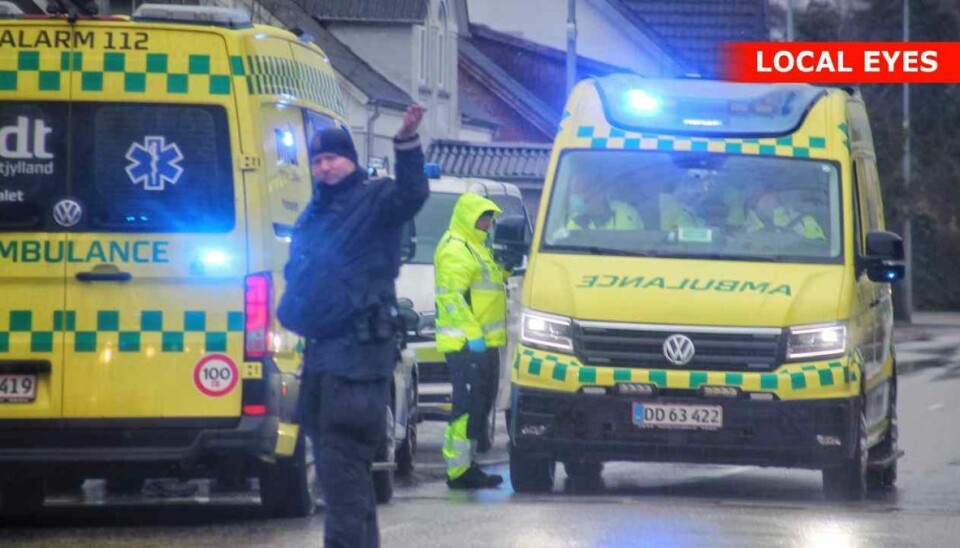 De to ambulancer i brug, da personer fra familien skulle køres til tjek på sygehuset. De to ambulancer i brug, da personer fra familien skulle køres til tjek på sygehuset.
