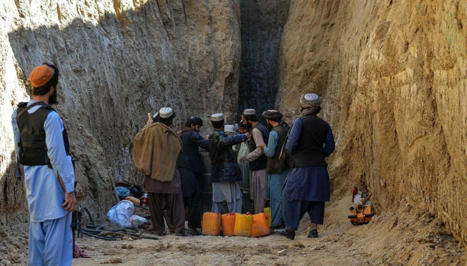 En redningsaktion har været i fuld gang, siden den femårige dreng tirsdag faldt ned i en brønd i Afghanistan. En redningsaktion har været i fuld gang, siden den femårige dreng tirsdag faldt ned i en brønd i Afghanistan.