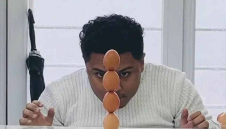 Med fire æg balanceret oven på hinanden har Mohammed Muqbel fra Yemen verdensrekorden for største stabel af æg. Han opdagede tidligt i sit liv, at han har et talent for at få ting til at balancere.