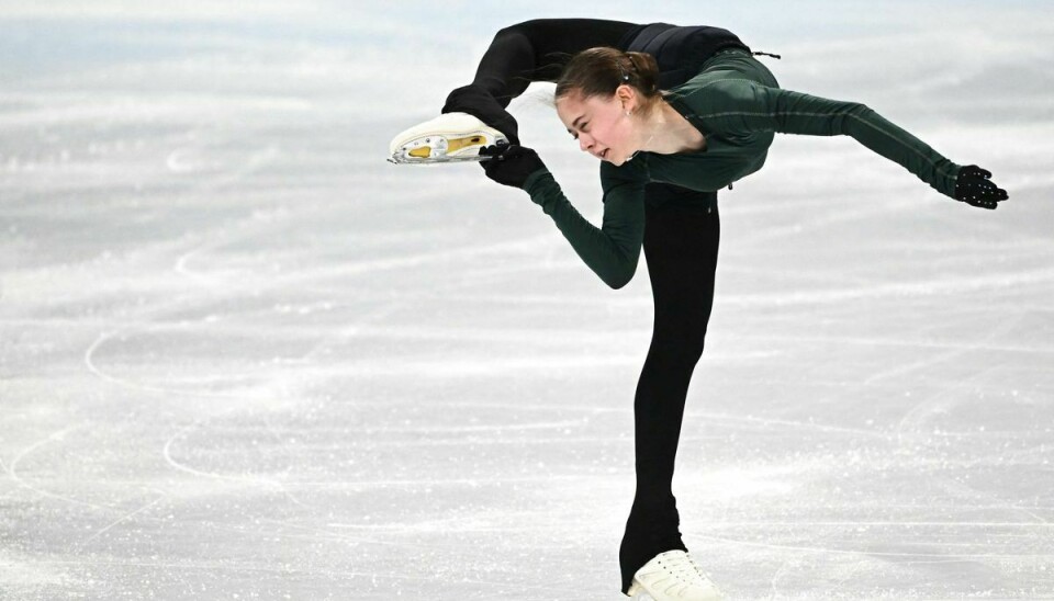 Den 15-årige russer, Kamila Valieva, er fortsat dopingmistænkt - men kan fortsætter ved OL og er nu medaljefavorit.