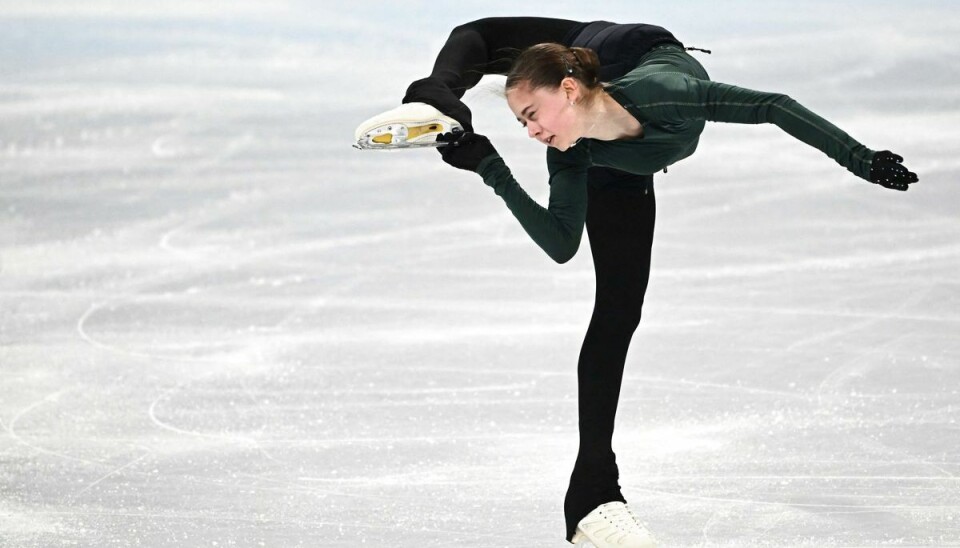 Den 15-årige russer, Kamila Valieva, er fortsat dopingmistænkt - men kan fortsætter ved OL og er nu medaljefavorit. Den 15-årige russer, Kamila Valieva, er fortsat dopingmistænkt - men kan fortsætter ved OL og er nu medaljefavorit.