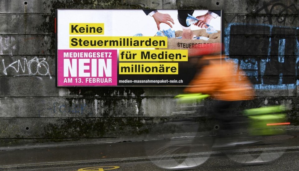 Vælgerne i Schweiz har søndag blandt andet stemt om at øge mediestøtten. Det blev et nej. Kritikere har sagt, at journalisterne kan blive mindre kritiske over for regeringen, hvor støtten stiger. Vælgerne i Schweiz har søndag blandt andet stemt om at øge mediestøtten. Det blev et nej. Kritikere har sagt, at journalisterne kan blive mindre kritiske over for regeringen, hvor støtten stiger.