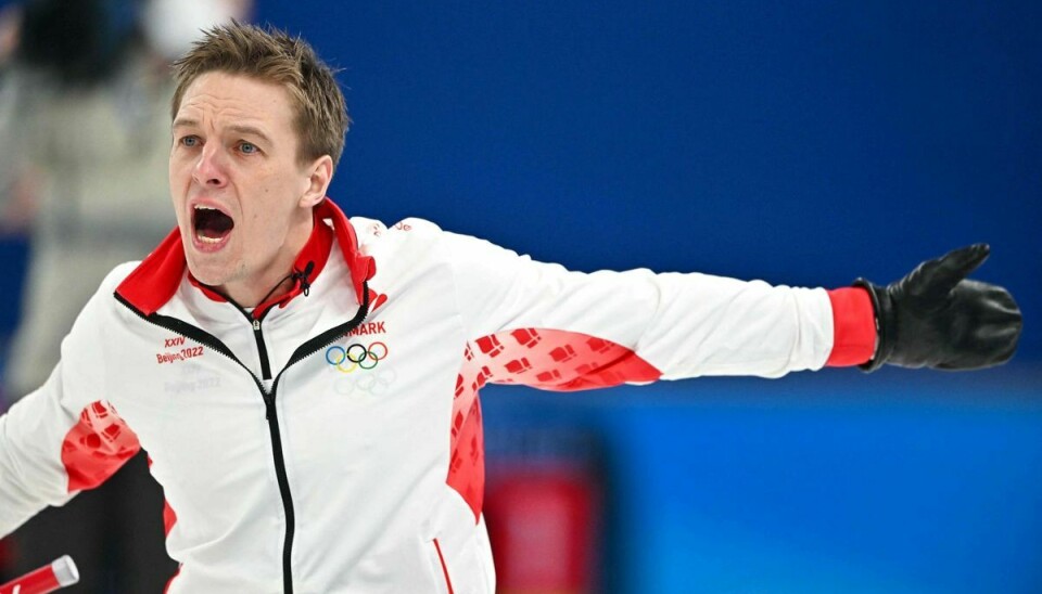 De danske curlingherrer er ude af vinter-OL i Beijing, efter at Danmark led nederlag til Sverige, og USA slog Schweiz.