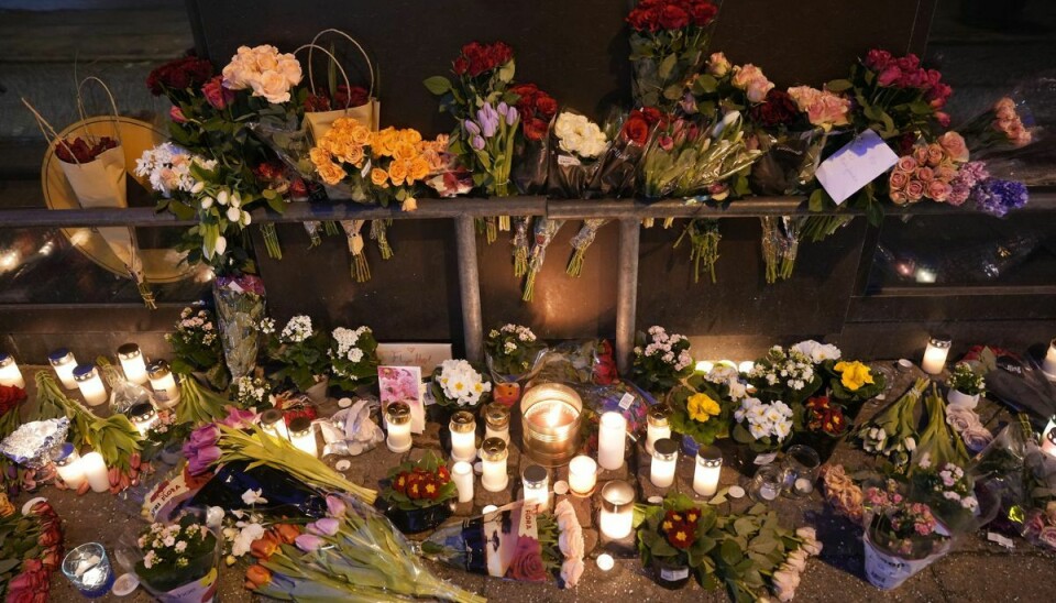 Flere borgere har i løbet af et stykke tid lagt blomster på Vesterbro for savnede Mia Skadhauge Stevn samt 21-årige Oliver, der ifølge politiet menes at være faldet i Limfjorden.