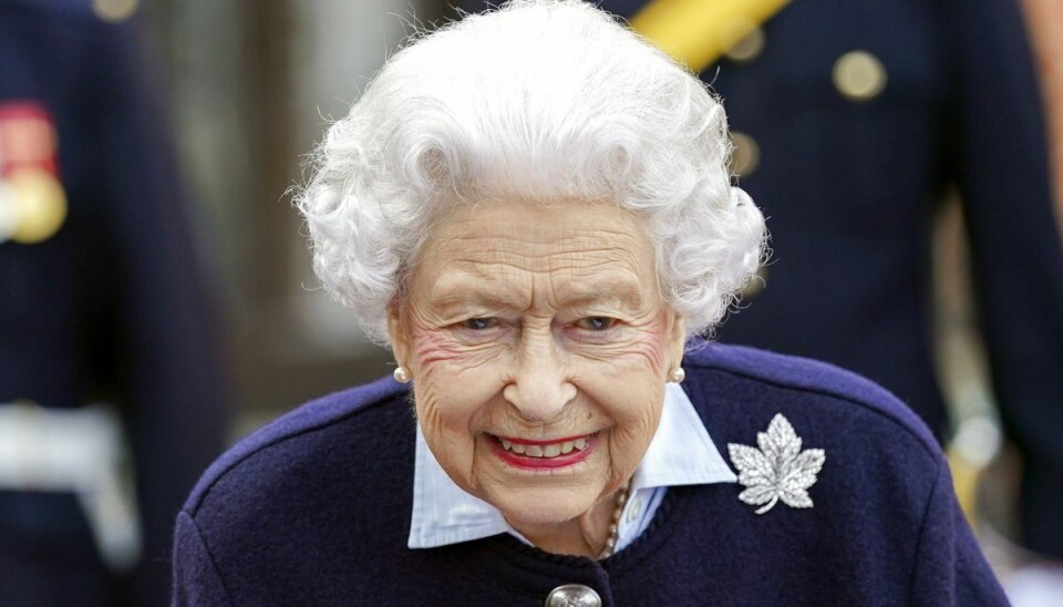 Dronning Elizabeth var sammen med prins Charles kort inden, han torsdag blev testet positiv for corona.