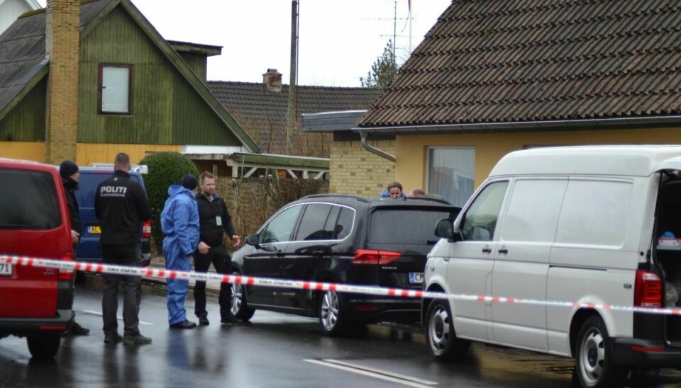 I den nordjyske by Flauenskjold ligger en af de to adresser, som Nordjyllands Politi onsdag arbejder på efter to personer er blevet anholdt og sigtet for drab på 22-årige Mia Skadhauge Stevn.