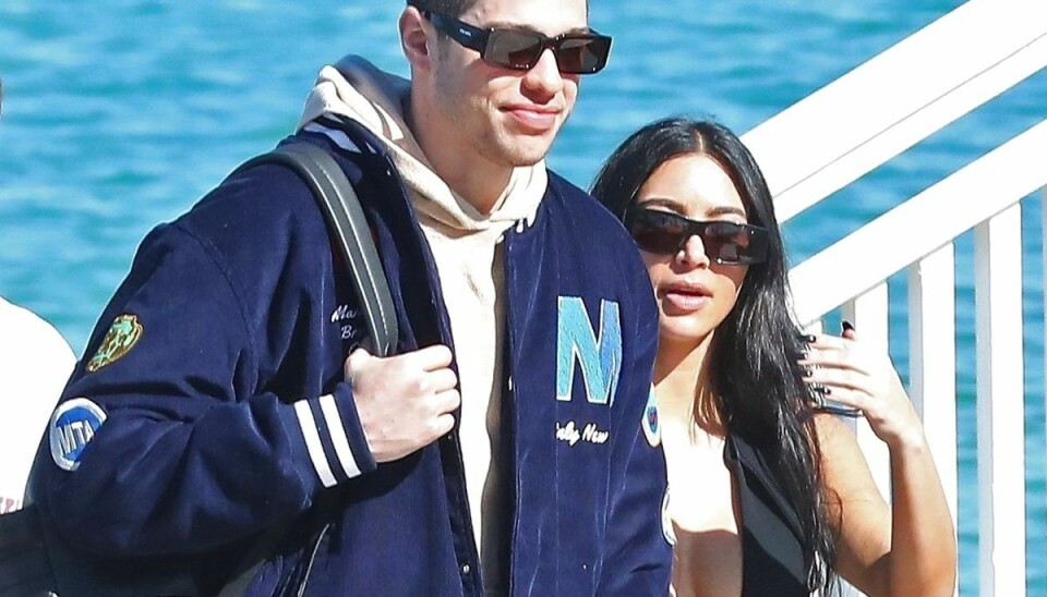 Billedet her af Pete Davidson og Kim Kardashion er fra starten af januar måned, hvor parret blev spottet hånd i hånd på Bahamas. Billedet her af Pete Davidson og Kim Kardashion er fra starten af januar måned, hvor parret blev spottet hånd i hånd på Bahamas.