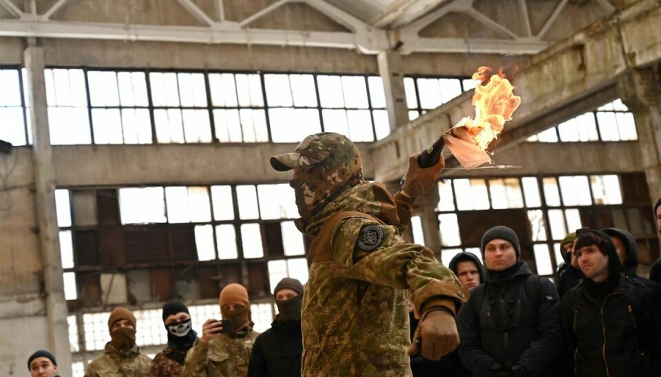En ukrainsk militærinstruktør underviser civile i, hvordan man anvender en brandbombe
