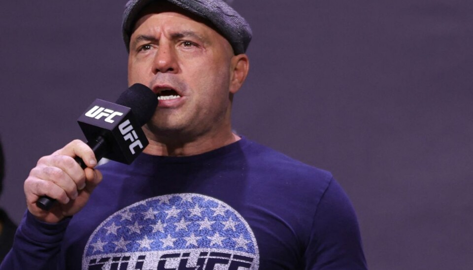 Joe Rogan, som er manden bag podcasten The Joe Rogan Experience får lov til at blive på Spotify. Joe Rogan, som er manden bag podcasten The Joe Rogan Experience får lov til at blive på Spotify.