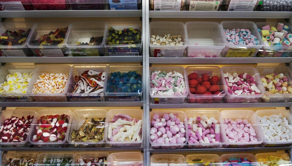 Jævnligt indtag af sukker og søde læskedrikke er den største kilde til huller i tænderne. Sukker fungerer som næring for de bakterier, der er på tænderne, og det danner en syre, som med tiden kan give huller. (Arkivfoto). Jævnligt indtag af sukker og søde læskedrikke er den største kilde til huller i tænderne. Sukker fungerer som næring for de bakterier, der er på tænderne, og det danner en syre, som med tiden kan give huller. (Arkivfoto).
