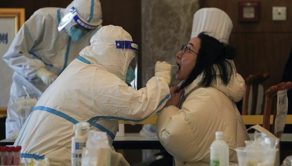 En journalist i OL-byen i Beijing bliver her testet for coronavirus. Lørdag er der registreret 45 nye smittetilfælde i forbindelse med legene.