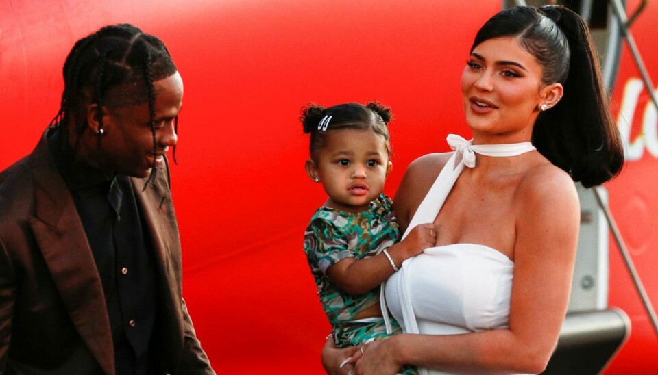 Kylie Jenner og Travis Scott ses her sammen med deres i dag 4-årige datter Stormi som nu kan kalde sig storesøster. Kylie Jenner og Travis Scott ses her sammen med deres i dag 4-årige datter Stormi som nu kan kalde sig storesøster.