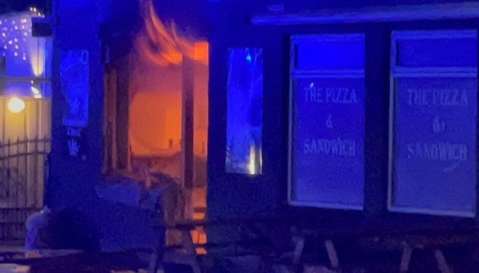 Frisørsalonen, hvor den 17-årige blev dræbt. Senere udbrød der en voldsom brand på stedet.