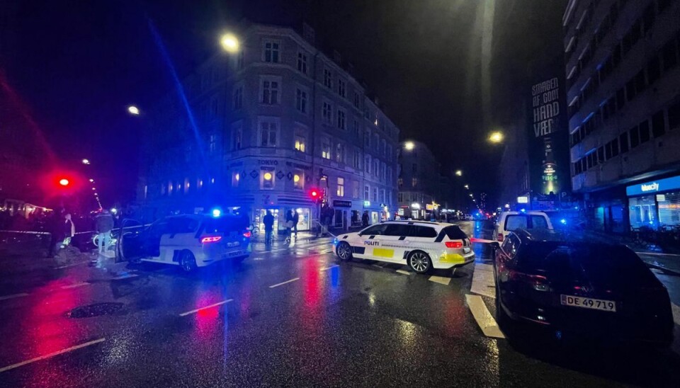 En mand er ramt af skud En mand er ramt af skud