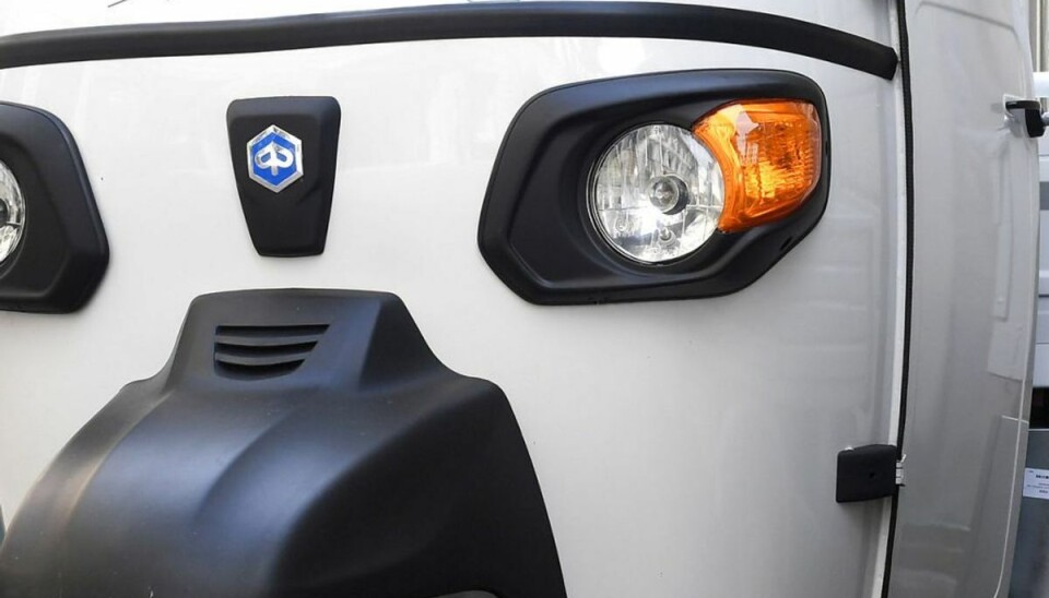 Stiv tuktuk-fører faldt i søvn ved McDonald's Den fulde fører faldt i søvn i kabinen