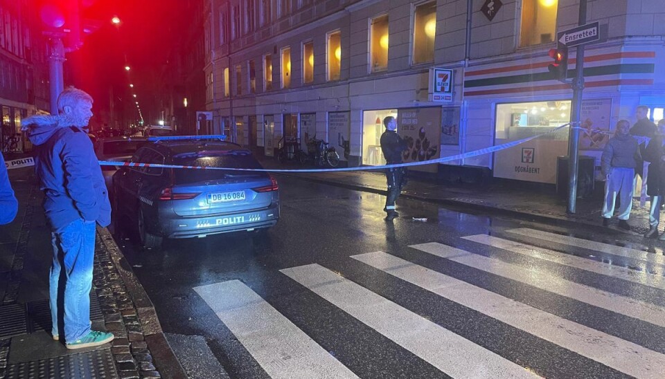 En mand er ramt af skud En mand er ramt af skud