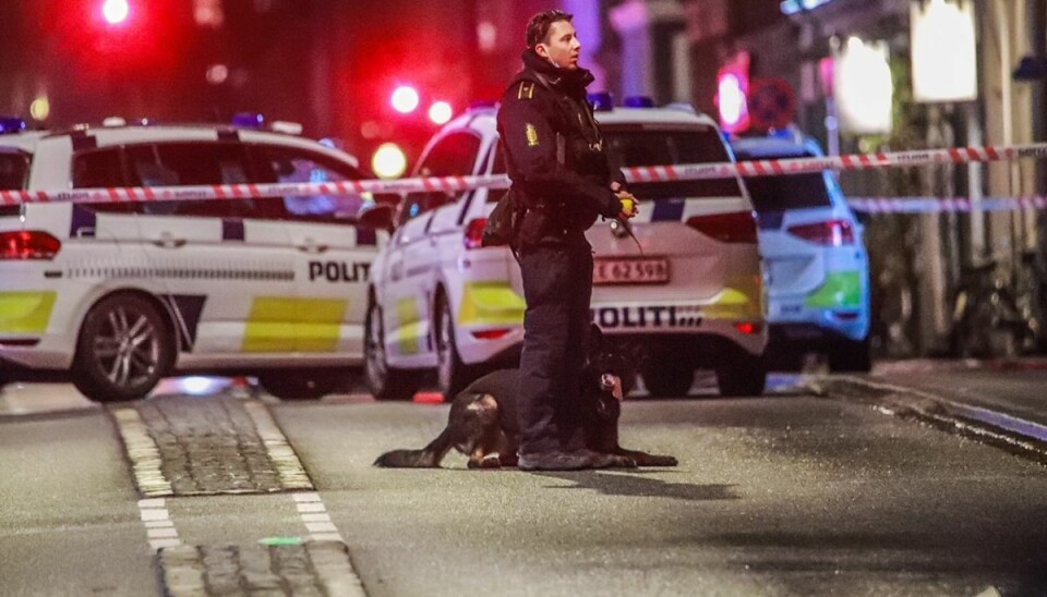 En mand er død efter at være ramt af skud.