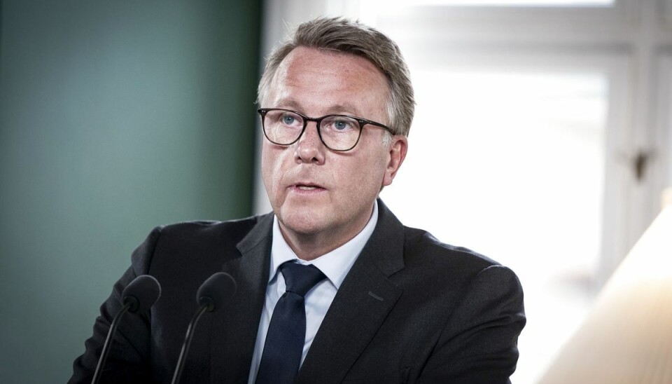 Skatteminister Morten Bødskov (S) har i flere måneder været bekendt med resultaterne i en dansk undersøgelse, som viser, at pluginhybridbiler ikke er grønne, skriver Information. (Arkivfoto). Skatteminister Morten Bødskov (S) har i flere måneder været bekendt med resultaterne i en dansk undersøgelse, som viser, at pluginhybridbiler ikke er grønne, skriver Information. (Arkivfoto).