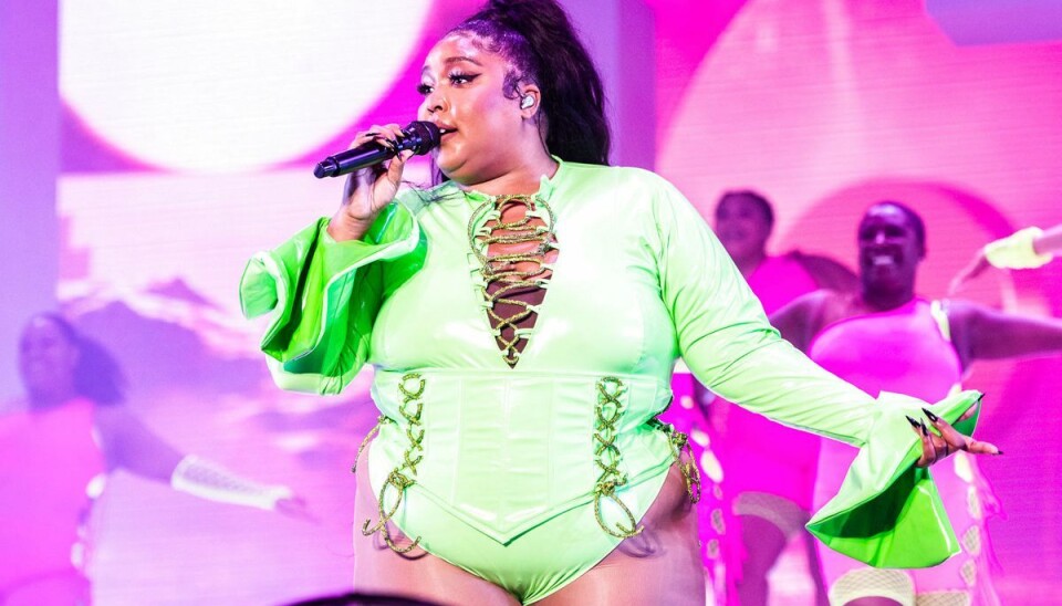 Den amerikanske megastjerne Lizzo har igen smidt kludene foran rullende kameraer. Den amerikanske megastjerne Lizzo har igen smidt kludene foran rullende kameraer.