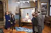 Kronprinsfamilien beundrer det nye portræt af Mary.
