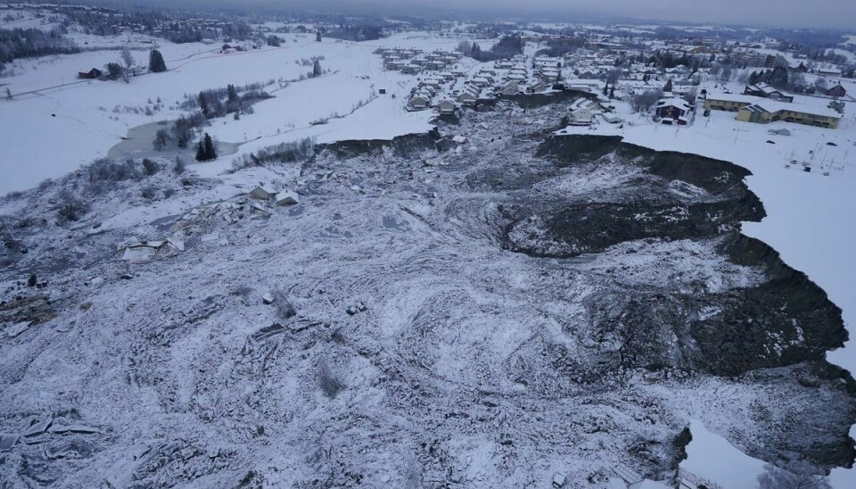 Jordskreddet i Ask skabte et stort krater, som flere huse blev revet med ned i. (Arkiv).