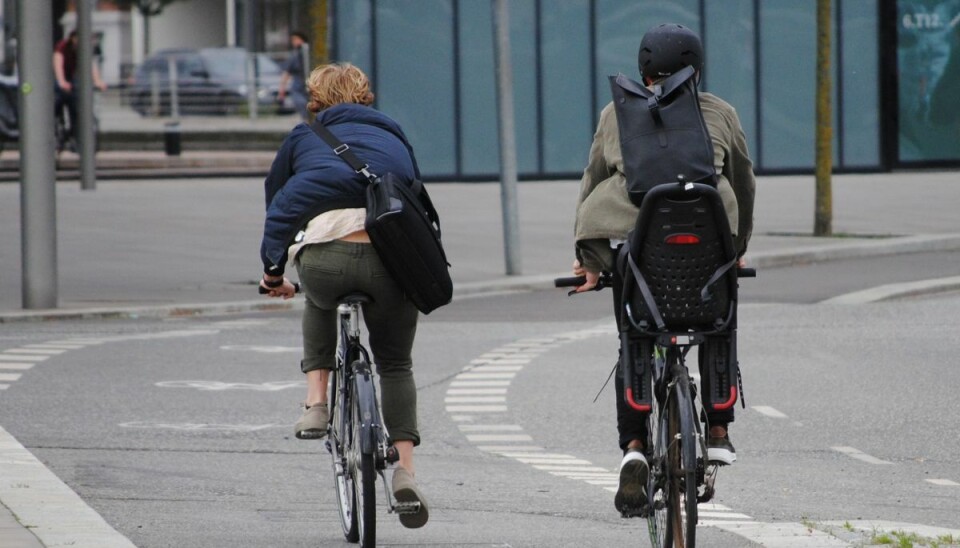 Ifølge rapporten fra Via Trafik er risikoen for konflikter cirka syv gange så stor for spøgelsescyklister som for cyklister, der kører med færdselsretningen Ifølge rapporten fra Via Trafik er risikoen for konflikter cirka syv gange så stor for spøgelsescyklister som for cyklister, der kører med færdselsretningen