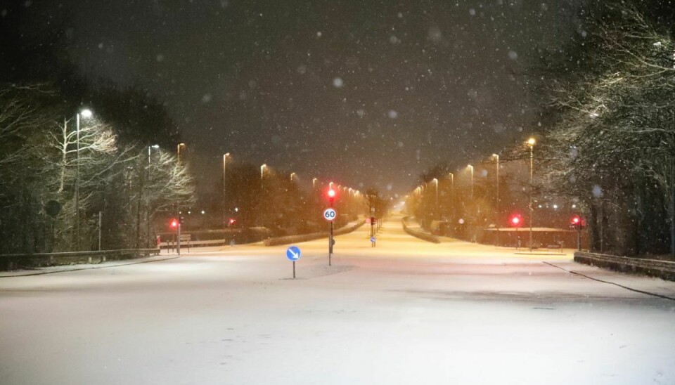 Det har natten til tirsdag sneet flere steder i landet. Fotoet her er taget i Vallensbæk.