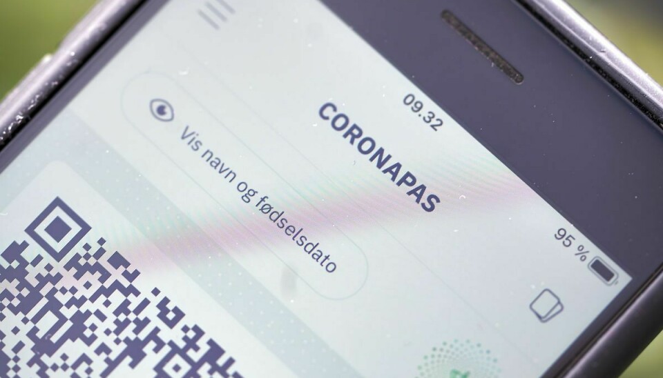 Coronapasset findes både som app og i papirform. (Arkivfoto)