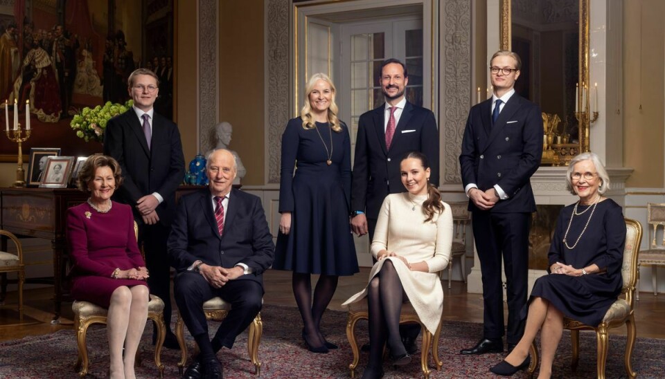 Familien samlet i anledning prinsessens 18-årsdag: Siddende fra venstre er det dronning Sonja, kong Harald, prinsesse Ingrid Alexandra og Marit Tjessem. Stående fra ventre: prins Sverre Magnus, kronprins Haakon, kronprinsesse Mette-Marit og Marius Borg Høiby.