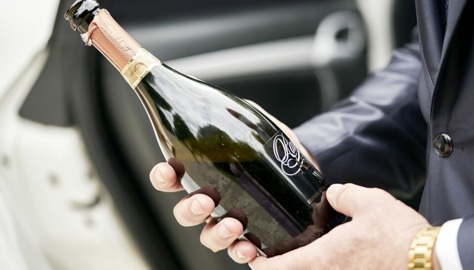 Sager om en champagneprop i øjet og et løssluppent får er blandt de skøre forsikringssager. (Arkivfoto). Sager om en champagneprop i øjet og et løssluppent får er blandt de skøre forsikringssager. (Arkivfoto).