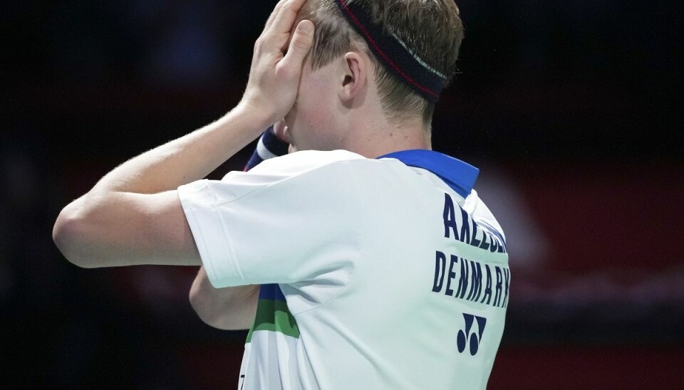 Både Viktor Axelsen (billedet) og Anders Antonsen har hver fået en bøde Både Viktor Axelsen (billedet) og Anders Antonsen har hver fået en bøde